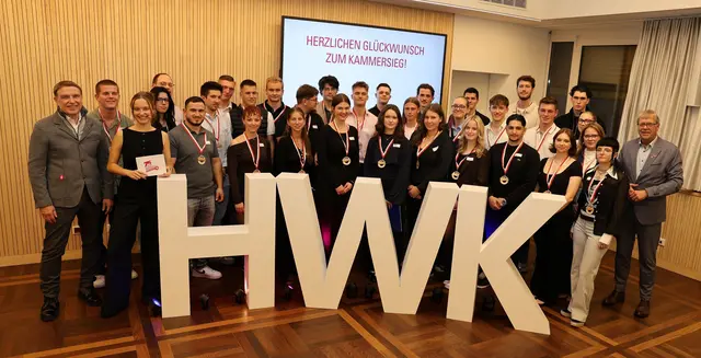 HWK-Hauptgeschäftsführer Dr. Erik Werdel (links) und HWK-Präsident Thomas Radermacher (rechts) auf dem Gruppenfoto mit allen Kammersiegerinnen und -siegern.  | Foto: HWK Köln