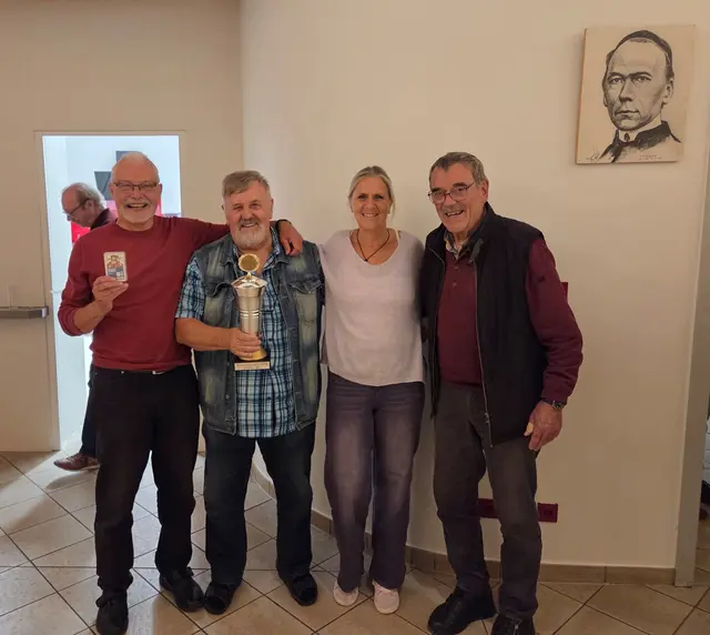 Die Sieger von links nach rechts: Dieter Rondorf (Blechmedaille), Werner Kramer (Sieger und Pokalgewinner), Tina Handreck (Dritte) und Franz Over (Zweiter) | Foto: Stefan Grommes