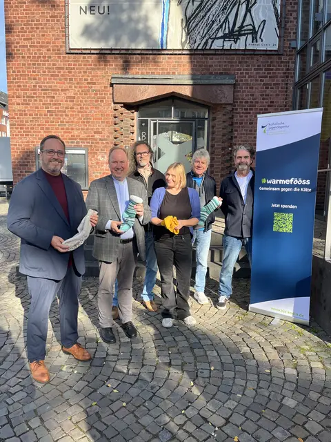 Bernd Rustemeyer (Geschäftsführer der KJA Köln), Msgr. Robert Kleine (Stadt- und Domdechant), Hanz Thodam (Bläck Fööss), Katja Donnerstag (Pädagogische Ganztagsverantwortliche KJA Köln), Bömmel Lückerath (Urgestein der Bläck Fööss) und Alex Vesper (Bläck Fööss) stellen die Kampagne „Gemeinsam gegen die Kälte - #warmefööss“ vor.  | Foto: KJA Köln 