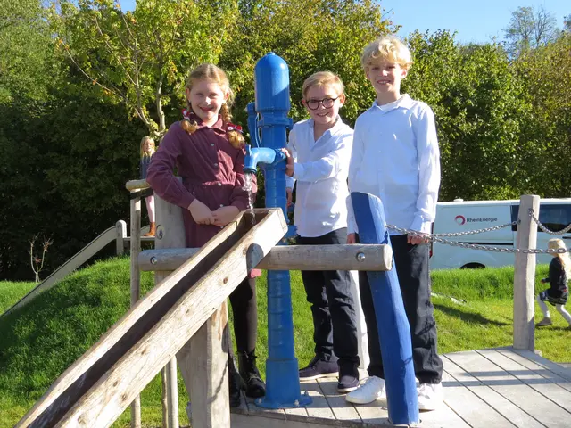 Anna Schmitz, Laurenz Hardt und Felix Hartje verkörpern als Jungfrau Anna, Prinz Laurenz I. und Bauer Felix das Kölner Kinderdreigestirn 2027.  | Foto: Stahl