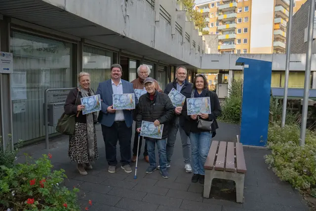 Sie stellten den Lions-Adventskalender 2026 vor: Unter anderem Maurice Winter (2. v. l.) und die Künstlerin Silvia Bergmann (r.), die das Kalendermotiv gestaltet hat. Foto: Stadt Leichlingen