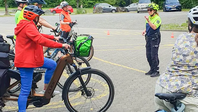 Bei einem Pedelec-Training üben Teilnehmerinnen und Teilnehmer den sicheren Umgang mit ihren Rädern. Foto:  Polizei NRW/ Märkischer Kreis