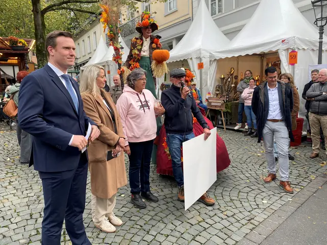 Bürgermeister Philipp Herzog und Jürgen Kutter eröffnen den 30. Martini Markt in Bad Honnef und begrüßen die Besucher. | Foto: Fürstenberg
