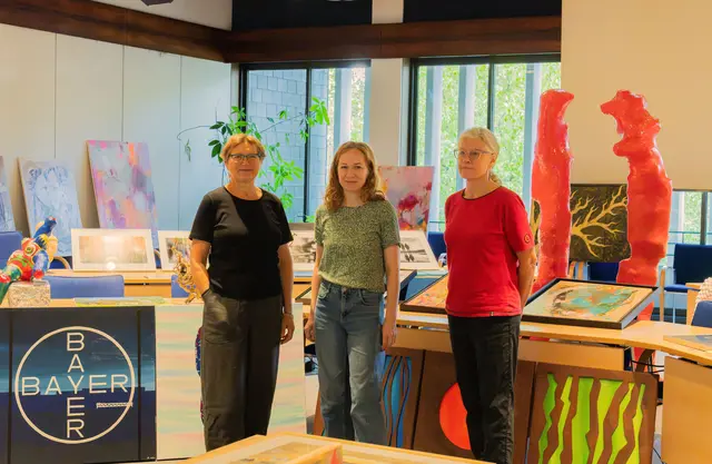 Die drei Jurorinnen der Jahresausstellung (v.l.): Judith Funke, Anika Bruns und Tessa Ziemssen. Foto: Stadt Leichlingen