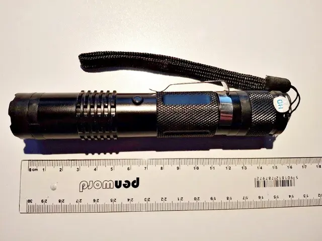 Der Elektroshocker ist als Taschenlampe getarnt. | Foto: Bundespolizei