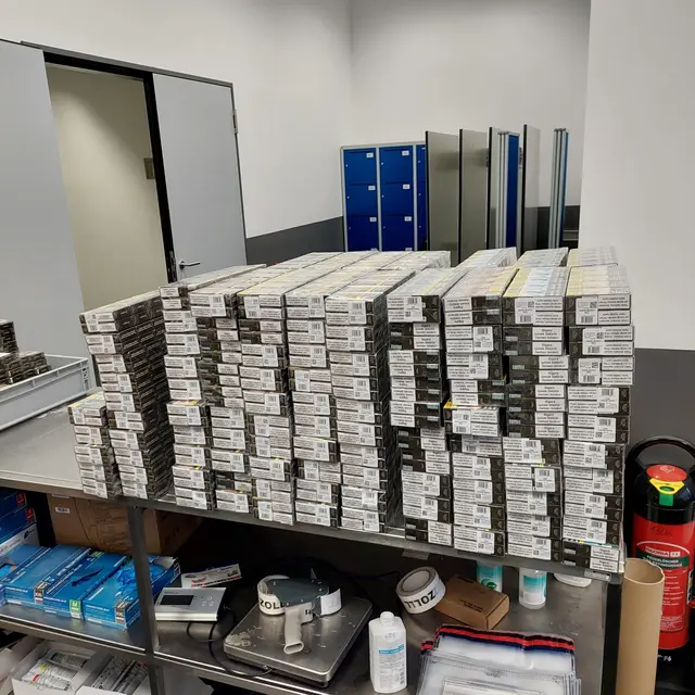Zigarettenstanden soweit das Auge reicht. | Foto: Zoll Köln