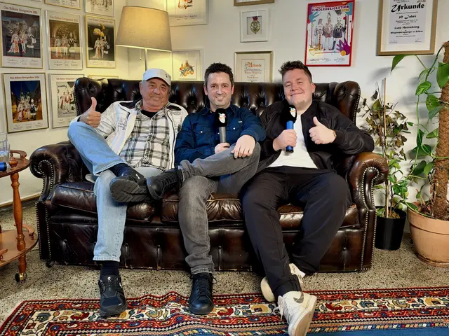 Podcasthost Dominik Becker mit Erry Stoklosa (links) und Florian Hertel (rechts).  | Foto: Festkomitee Kölner Karneval 