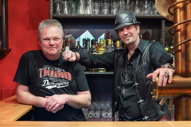 Dirk und Uli von Two And A Half Guitars kommen im Oktober hoffentlich wirklich nach Wesseling - es ist der dritte Anlauf für ein RheinKlang 669 Wohnzimmerkonzert in Mines Spatzentreff.  | Foto: Two And A Half Guitars