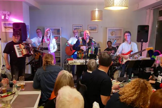 Das war die Räucherband zu Karneval 2025 in Mines Spatzentreff: volles Haus. mitreißendes Repertoire und tolle Stimmung.  | Foto: Anita Brandtstäter