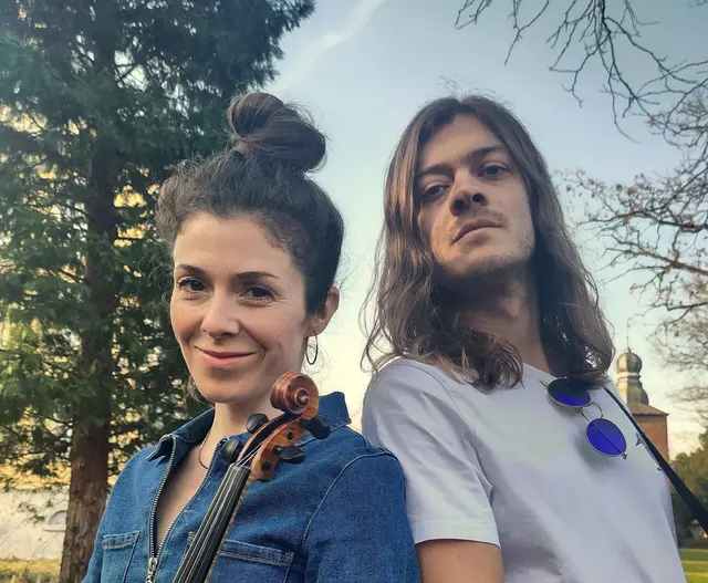 Das Hürther Duo Alisha &amp; J.Low gestaltet im April 2026 ein RheinKlang 669 Wohnzimmerkonzert in Mines Spatzentreff.  | Foto: Marlene Zilias