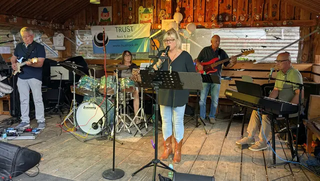 Trust - hier im Sommer 2025 an der Roten Bank, einem Nachbarschaftstreff in Bornheim-Rösberg - gastiert im Juli 2026 in Mines Spatzentreff.  | Foto: Marita Mauel