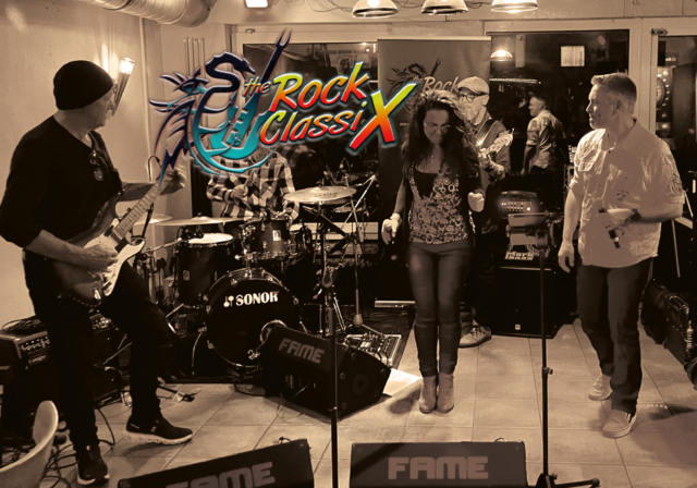 TheRockClassiX präsentieren sich als Akustik-Trio in Mines Spatzentreff zu einem RheinKlang 669 Wohnzimmerkonzert am 19. Juni 2026 | Foto: Michael Schmitz