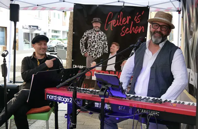 Das Duo Geiler is' schon - die kleine Westernhagen Show gestaltete das 60. RheinKlang 669 Wohnzimmerkonzert - dieses Mal Open Air im Spatzengarten.  | Foto: Anita Brandtstäter
