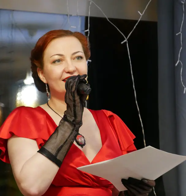 Die Gastgeberin Kseniya Yakovenko beim ersten Salon "Ochra"  im Frühjahr 2025 in Mines Spatzentreff.  | Foto: Anita Brandtstäter