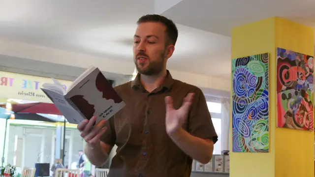 Joshua Clausnitzer bei einer Lesung in Mines Spatzentreff im Sommer 2023.  | Foto: Anita Brandtstäter