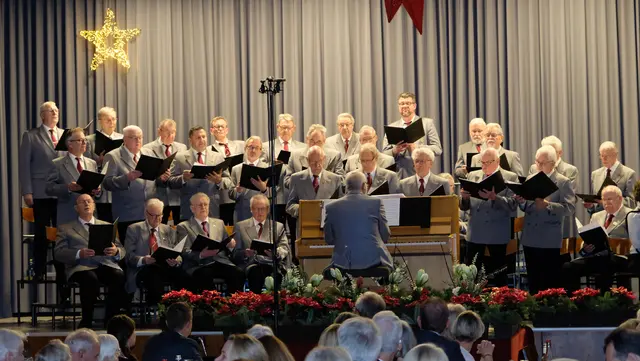 Der Männer-Gesang-Verein 1844 Wesseling e.V. beim 40. Weihnachtlichen Festabend 2024.  | Foto: Wolfhard Brandtstäter