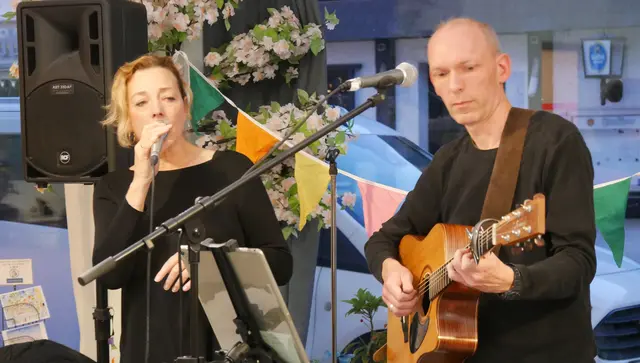 Nice'n'Breezy, das sind Sabine Galuschka und Johannes Bongartz, bei ihrem letzten RheinKlang 669 Wohnzimmerkonzert im Oktober 2024 in Mines Spatzentreff.  | Foto: Anita Brandtstäter