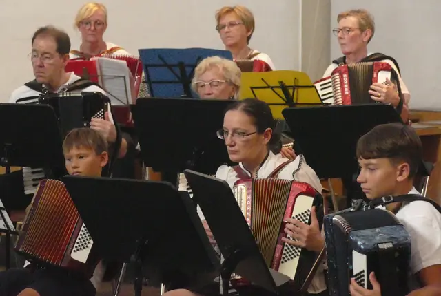 Ein Foto aus einem Konzert des generationsübergreifenden Workshop-Orchesters.  | Foto: Wolfhard Brandtstäter 