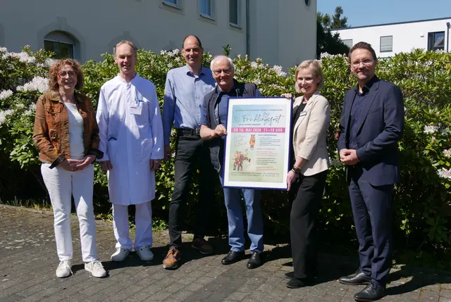Das 30. Frühlingsfest im Schwingeler Hof wird fleißig vorbereitet. V.l.n.r. Margot Keila, Dr. Rolf Scholer-Everts, Dr. Klaus Ruberg, Klaus Nagel, Daniela Landsch und Dr. Thomas Kreitsch präsentieren vor dem Dreifaltigkeits-Krankenhaus das Plakat. 
 | Foto: Foto: Anita Brandtstäter