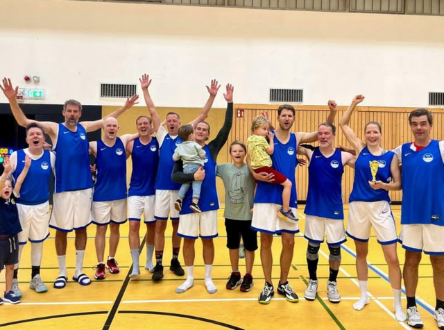 Beim ersten Hobby-Basketball-Turnier im Vorjahr ging die neue Mixed-Mannschaft des TSV Glessen als Sieger vom Platz  | Foto: TSV Glessen
