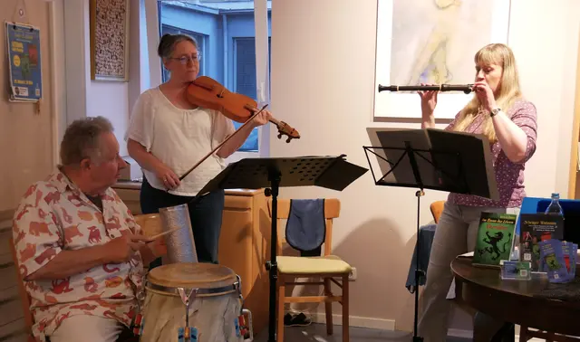 Premierenlesung im Köttinger Dorfleben - mit dem Musiktrio: Olek Gelba, Bettina Krauß und Luca S. Ritter.  | Foto: Anita Brandtstäter