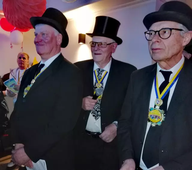 Der Senat-Chor&amp;Freunde sangen vor der Auskleidung des Dreigestirns mit den Gästen ihre Karnevals Lieder.  | Foto: Heike Löhrer