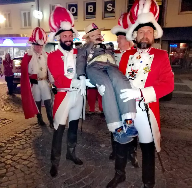 Auf zur Nubbel Verbrennung mit der Schlossgarde der Stadt Brühl.  | Foto: Heike Löhrer