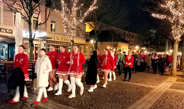 Die Prozession über den Brühler Markt.  | Foto: Heike Löhrer