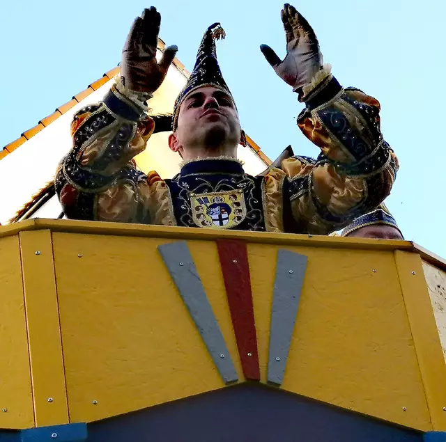 Ein dankendes Winken an die Besucher am Zugweg. Prinz Benny ist über dan gelungenen Höhepunkt, den Karnevalszug erleichtert.  | Foto: Heike Löhrer