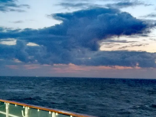 Auf dem Schiff zum Nordcup an einem Abend im Juni. Wolkenbilder der ersten Klasse.  | Foto: Heike Löhrer