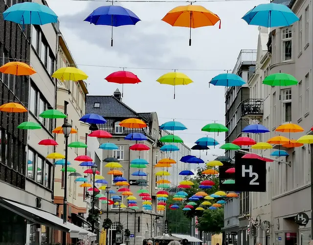 In Trondheim in der City geht es bunt her, denn dort hat man Regenschirme über die Fußgängerzone gehängt. Gute Idee für die heutige Zeit.  | Foto: Heike Löhrer