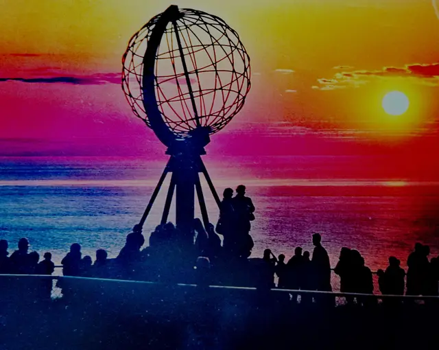 Unrealistisches Farbenspiel am Himmel aber wahr. Am Nordcap angekommen und dieses Schauspiel festgehalten.  | Foto: Heike Löhrer