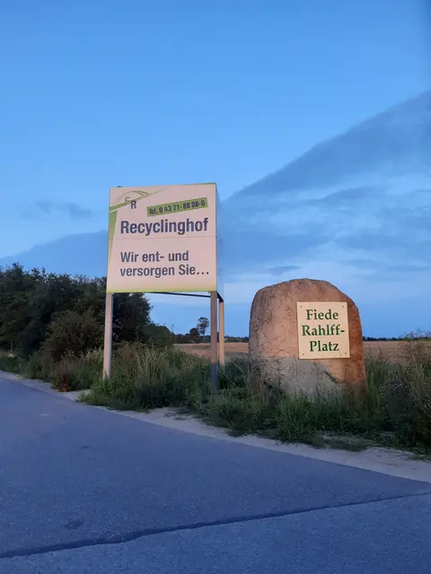 Auf Fehmarn gehen scheinbar Müllentsorgung und Bestattung Hand in Hand. | Foto: Lars Kindermann