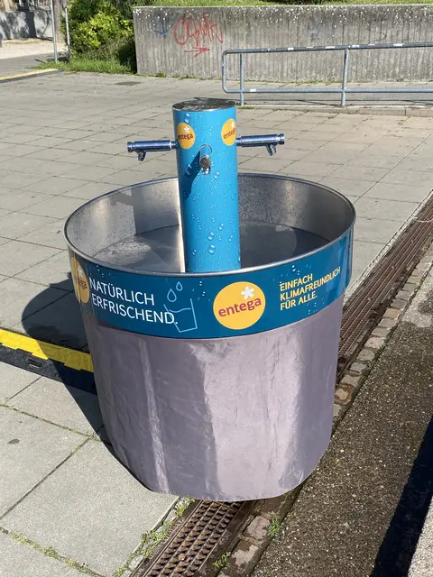 Auf der HR4 RADTOUR war Pause auf dem Karolinenplatz und viele Radler konnten sich erfrischen mit kostenfreien Trinkwasser.  Gerade an heißen Tagen gibt es vergleichbares in Frechen nicht (RheinEnergie) - ein Antrag dazu wurde von den Parteien abgelehnt.